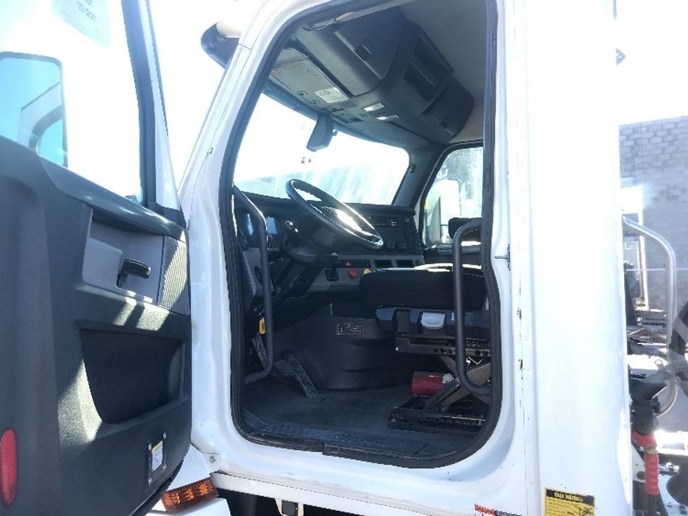 Day Cab Tractor-Heavy Duty Tractors-Freightliner-2019-T12664ST-Jessup-PA-339,864\n\t\tmiles-$ 53,500 - Image 9