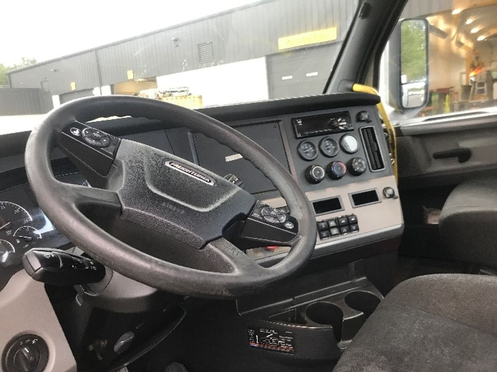 Day Cab Tractor-Heavy Duty Tractors-Freightliner-2019-T12664ST-Jessup-PA-384,004\n\t\tmiles-$ 51,750 - Image 10