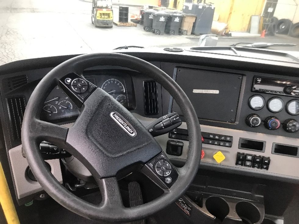 Day Cab Tractor-Heavy Duty Tractors-Freightliner-2019-T12664ST-Jessup-PA-384,004\n\t\tmiles-$ 51,750 - Image 11