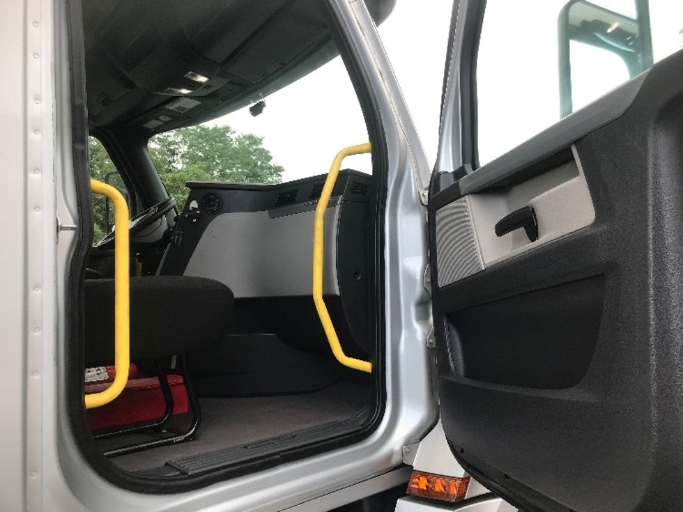 Day Cab Tractor-Heavy Duty Tractors-Freightliner-2019-T12664ST-Jessup-PA-384,004\n\t\tmiles-$ 51,750 - Image 12