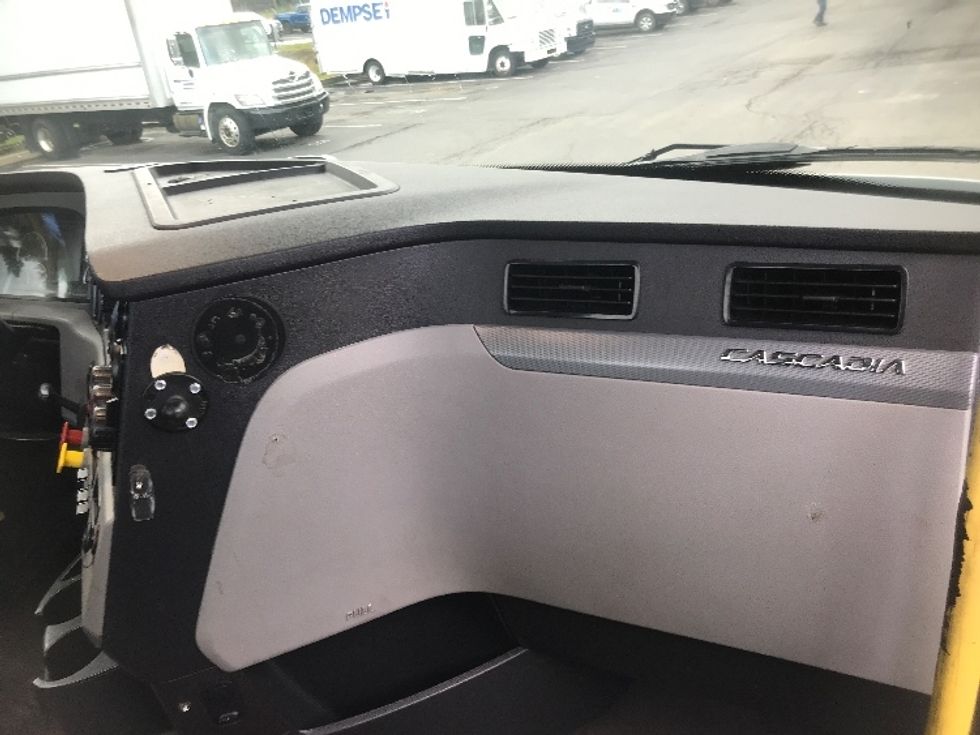 Day Cab Tractor-Heavy Duty Tractors-Freightliner-2019-T12664ST-Jessup-PA-384,004\n\t\tmiles-$ 51,750 - Image 13