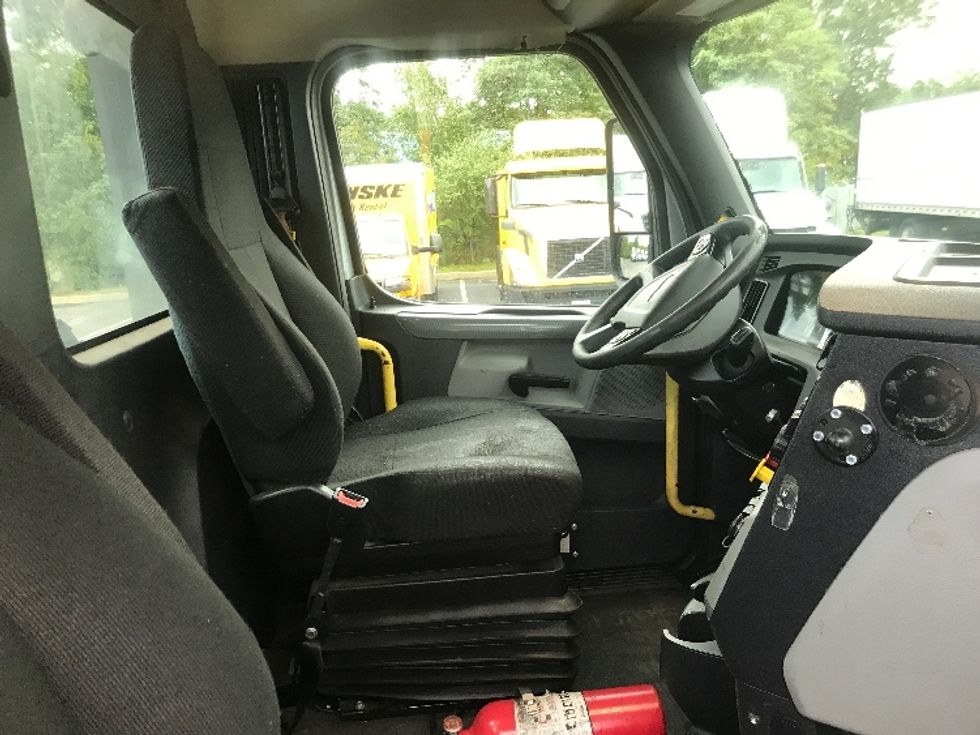 Day Cab Tractor-Heavy Duty Tractors-Freightliner-2019-T12664ST-Jessup-PA-384,004\n\t\tmiles-$ 51,750 - Image 14