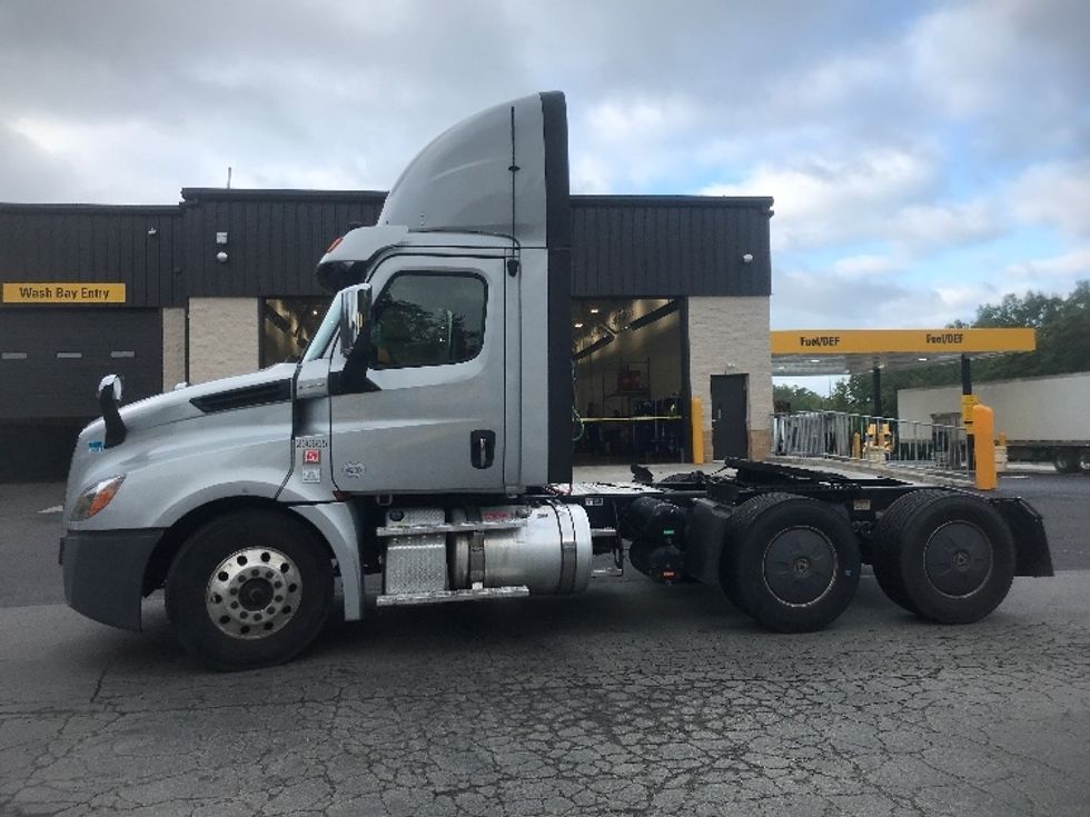 Day Cab Tractor-Heavy Duty Tractors-Freightliner-2019-T12664ST-Jessup-PA-384,004\n\t\tmiles-$ 51,750 - Image 4