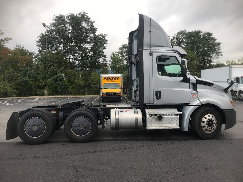 Day Cab Tractor-Heavy Duty Tractors-Freightliner-2019-T12664ST-Jessup-PA-384,004\n\t\tmiles-$ 51,750 - Image 8