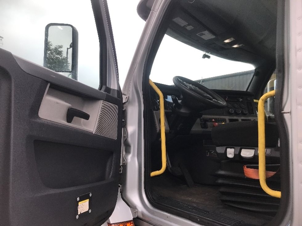 Day Cab Tractor-Heavy Duty Tractors-Freightliner-2019-T12664ST-Jessup-PA-384,004\n\t\tmiles-$ 51,750 - Image 9