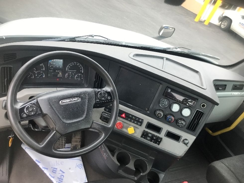 Day Cab Tractor-Heavy Duty Tractors-Freightliner-2019-T12664ST-Jessup-PA-505,442\n\t\tmiles-$ 42,750 - Image 11