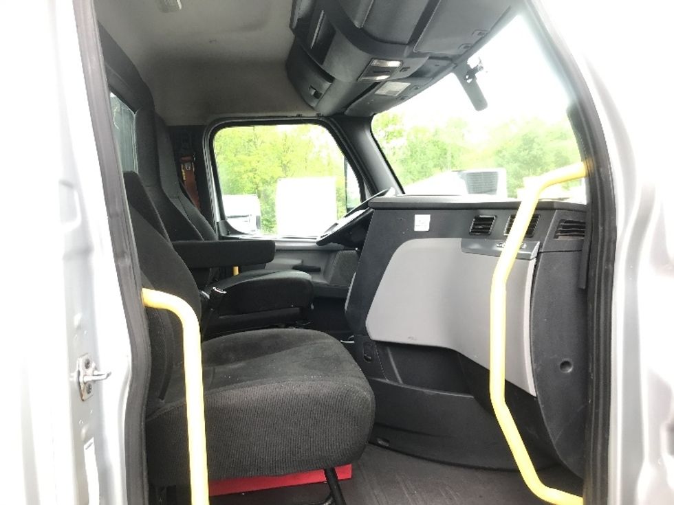 Day Cab Tractor-Heavy Duty Tractors-Freightliner-2019-T12664ST-Jessup-PA-505,442\n\t\tmiles-$ 42,750 - Image 14