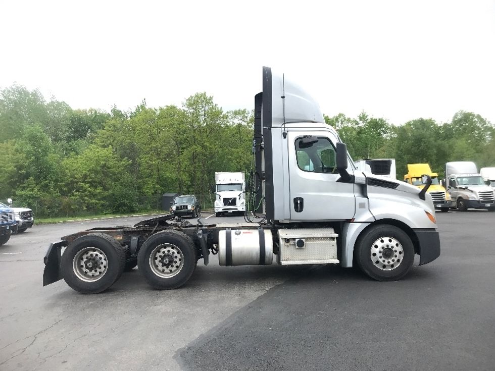 Day Cab Tractor-Heavy Duty Tractors-Freightliner-2019-T12664ST-Jessup-PA-505,442\n\t\tmiles-$ 42,750 - Image 8