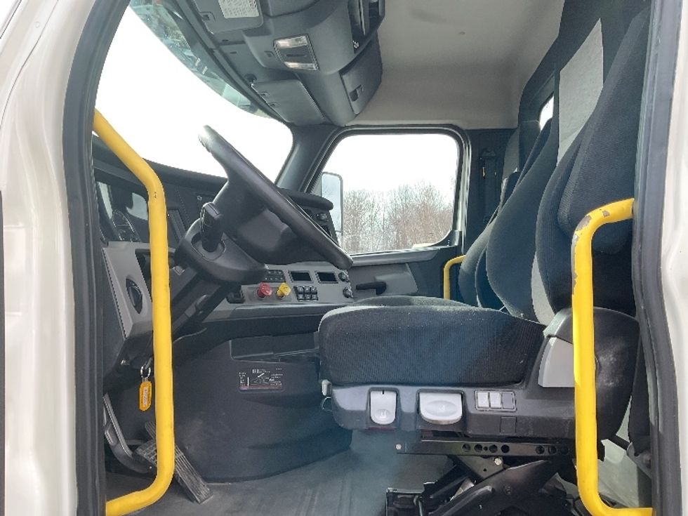 Day Cab Tractor-Heavy Duty Tractors-Freightliner-2019-T12664ST-Jessup-PA-514,904\n\t\tmiles-$ 42,500 - Image 10