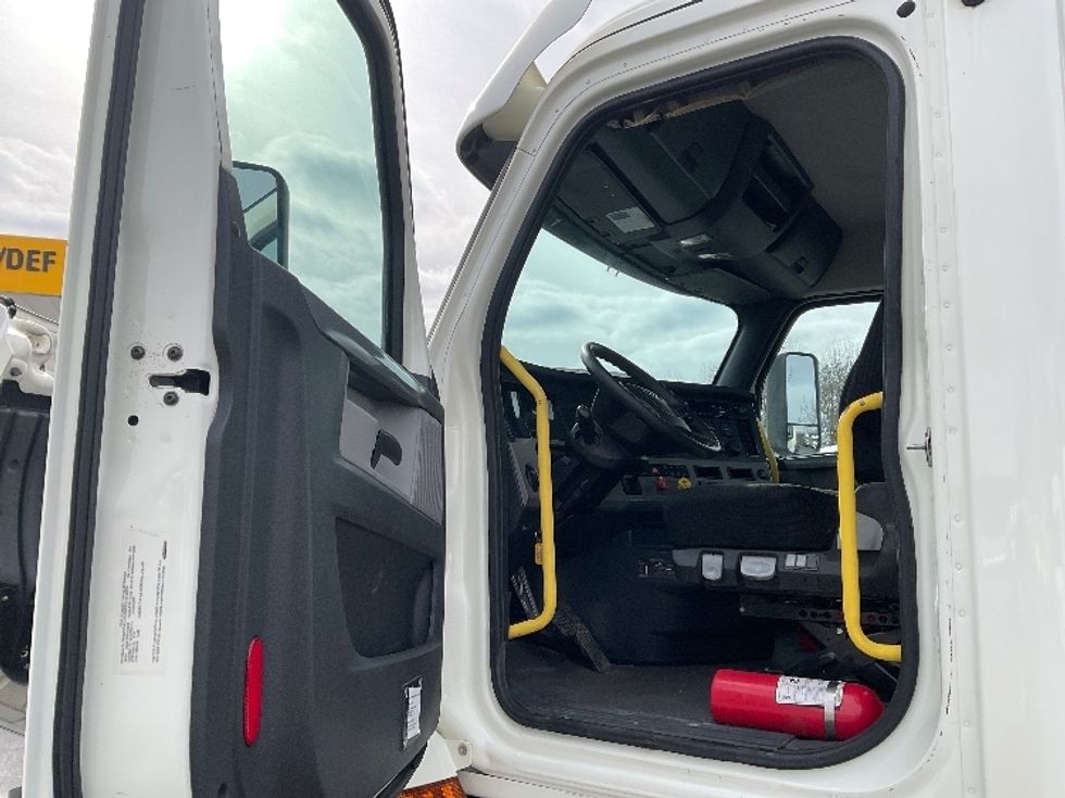 Day Cab Tractor-Heavy Duty Tractors-Freightliner-2019-T12664ST-Jessup-PA-514,904\n\t\tmiles-$ 42,500 - Image 9