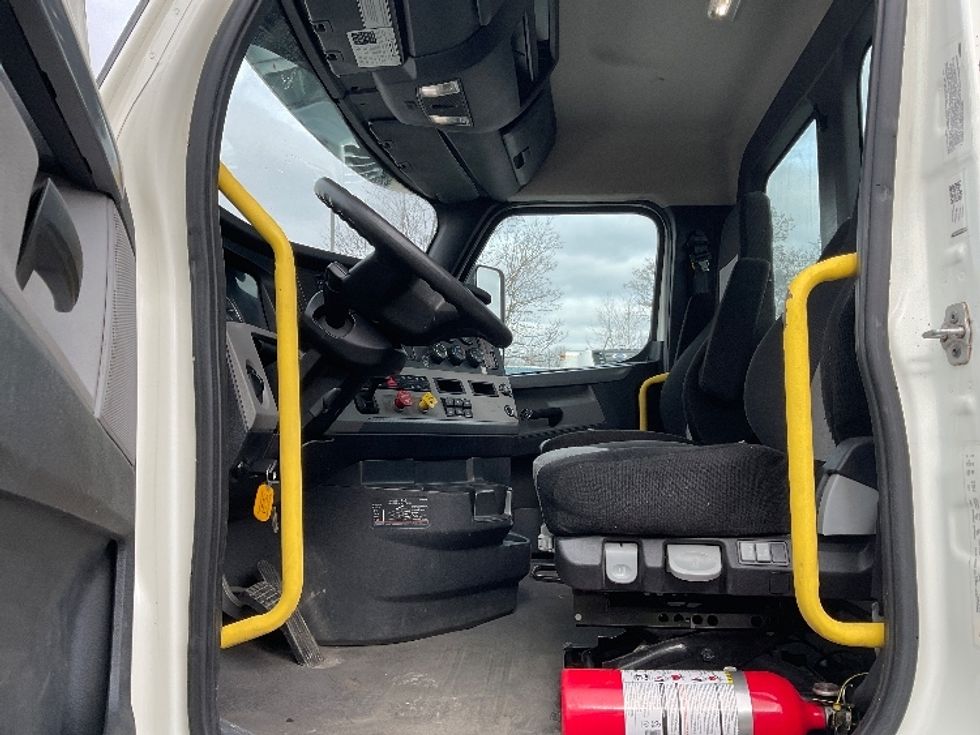 Day Cab Tractor-Heavy Duty Tractors-Freightliner-2019-T12664ST-Jessup-PA-562,758\n\t\tmiles-$ 38,250 - Image 10
