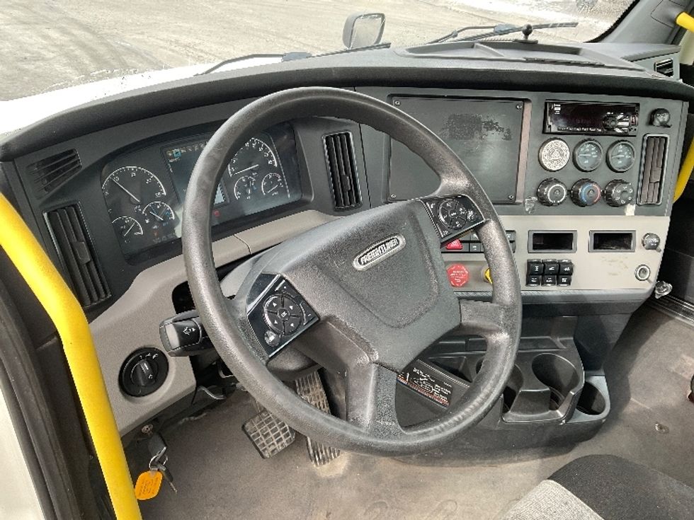Day Cab Tractor-Heavy Duty Tractors-Freightliner-2019-T12664ST-Jessup-PA-562,758\n\t\tmiles-$ 38,250 - Image 11