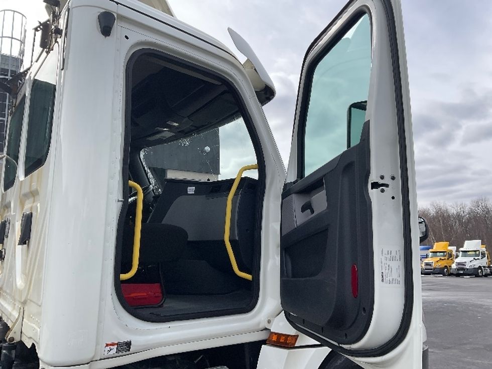 Day Cab Tractor-Heavy Duty Tractors-Freightliner-2019-T12664ST-Jessup-PA-562,758\n\t\tmiles-$ 38,250 - Image 12