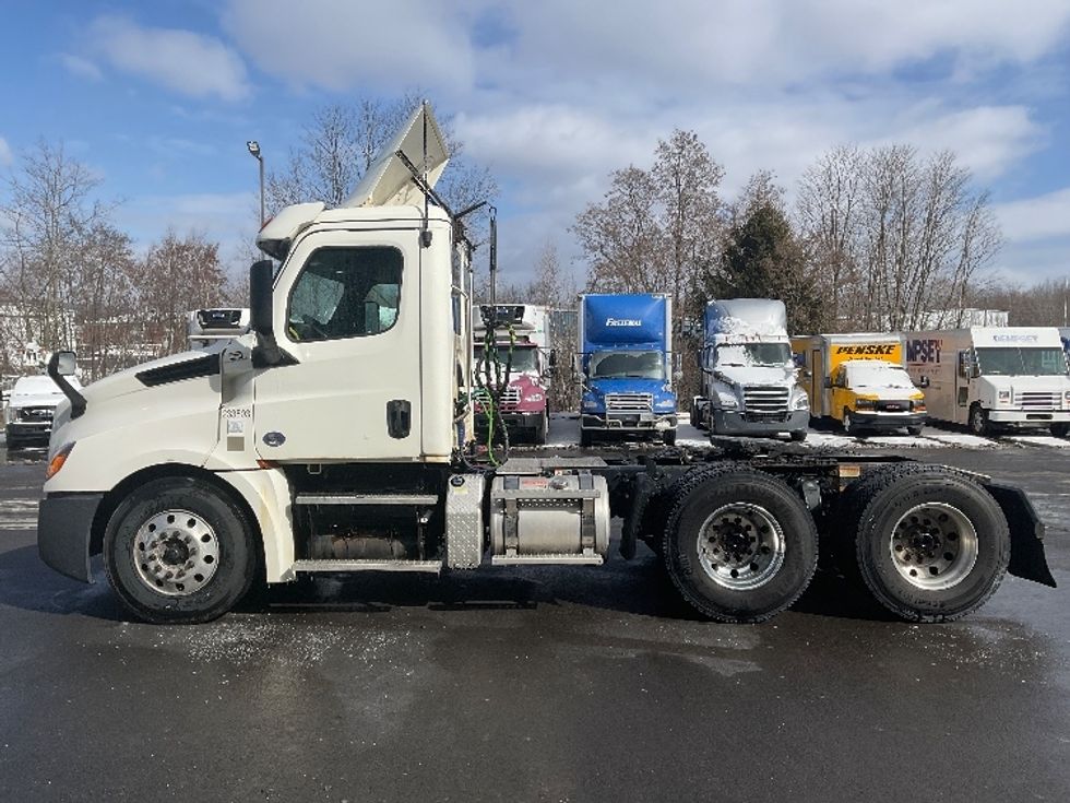 Day Cab Tractor-Heavy Duty Tractors-Freightliner-2019-T12664ST-Jessup-PA-562,758\n\t\tmiles-$ 38,250 - Image 4