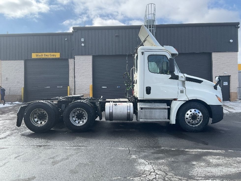 Day Cab Tractor-Heavy Duty Tractors-Freightliner-2019-T12664ST-Jessup-PA-562,758\n\t\tmiles-$ 38,250 - Image 8