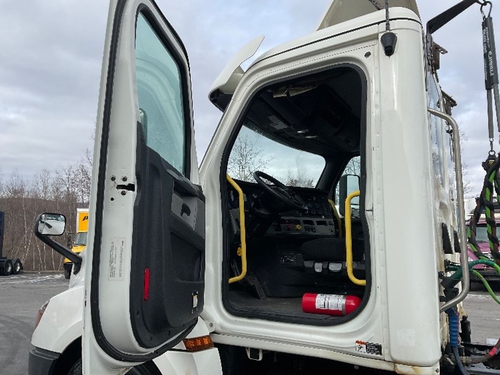 Day Cab Tractor-Heavy Duty Tractors-Freightliner-2019-T12664ST-Jessup-PA-562,758\n\t\tmiles-$ 38,250 - Image 9