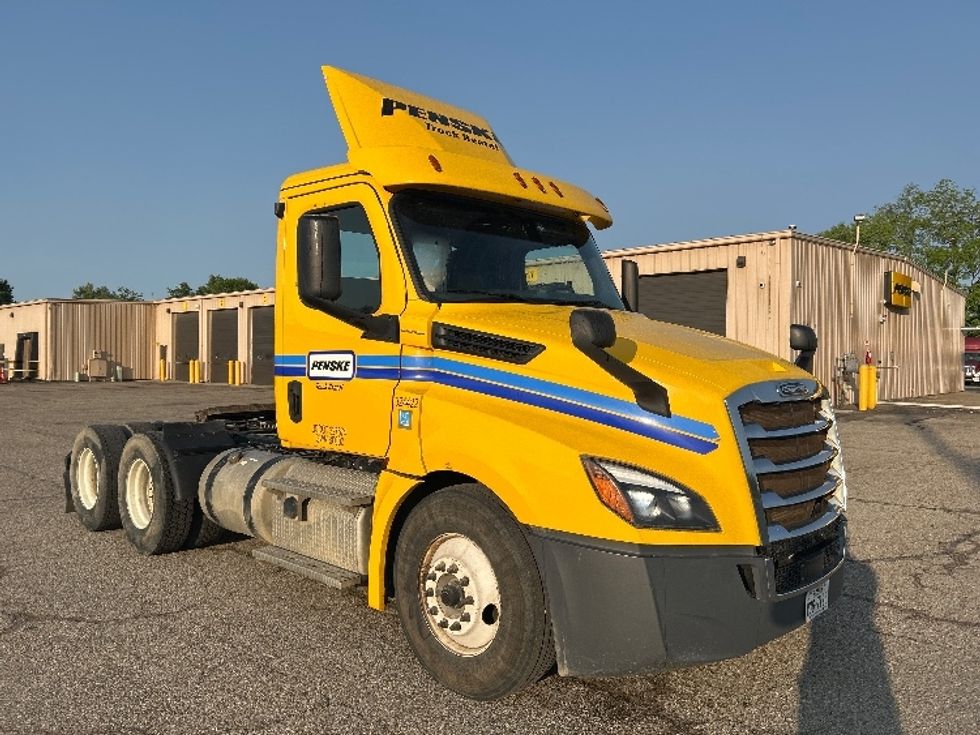 Day Cab Tractor-Heavy Duty Tractors-Freightliner-2019-T12664ST-Kalamazoo-MI-428,439\n\t\tmiles-$ 38,750 - Image 1