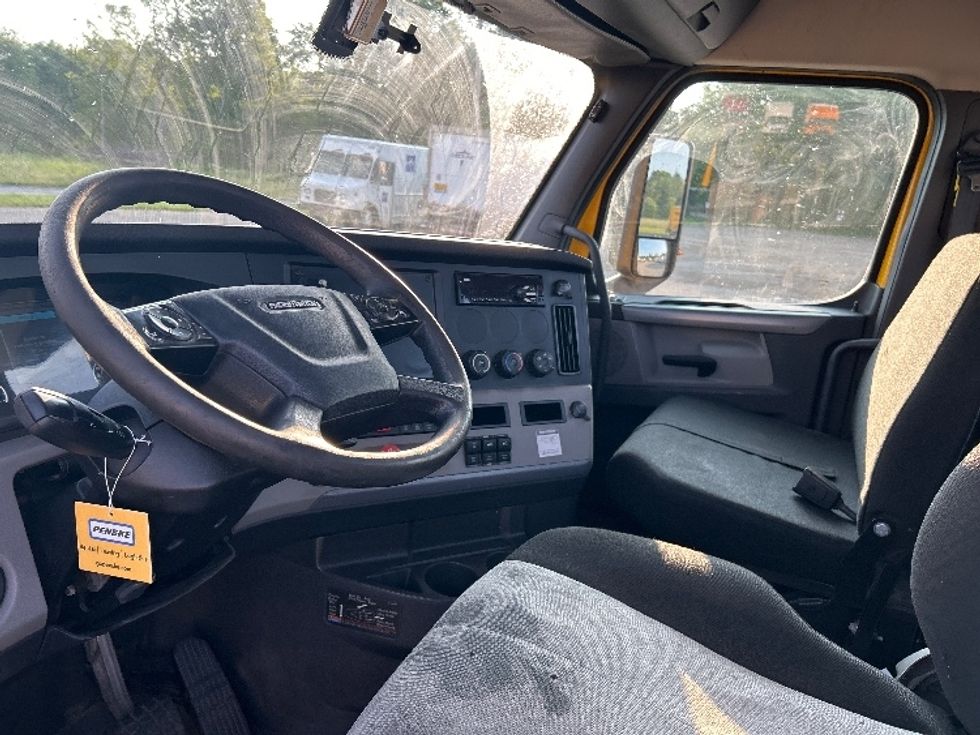 Day Cab Tractor-Heavy Duty Tractors-Freightliner-2019-T12664ST-Kalamazoo-MI-428,439\n\t\tmiles-$ 38,750 - Image 10