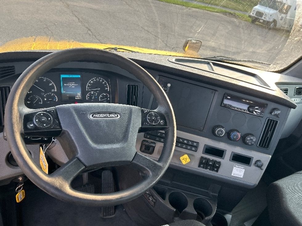 Day Cab Tractor-Heavy Duty Tractors-Freightliner-2019-T12664ST-Kalamazoo-MI-428,439\n\t\tmiles-$ 38,750 - Image 11