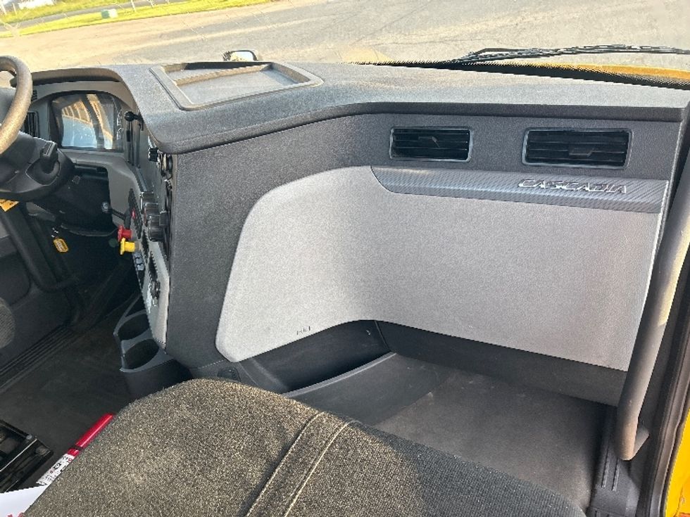 Day Cab Tractor-Heavy Duty Tractors-Freightliner-2019-T12664ST-Kalamazoo-MI-428,439\n\t\tmiles-$ 38,750 - Image 13