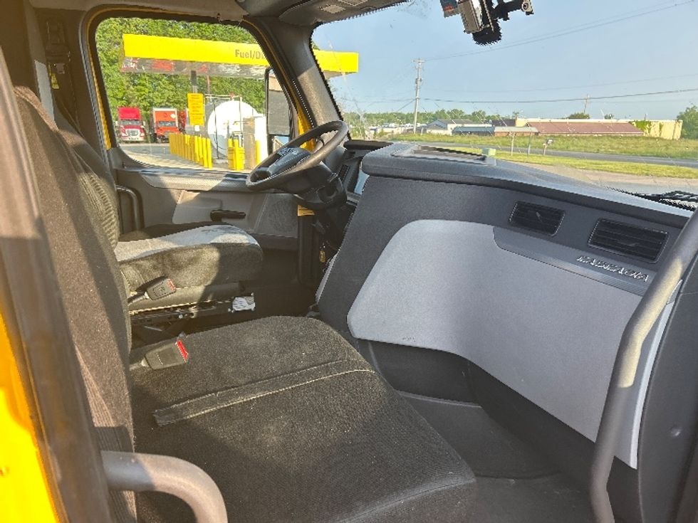 Day Cab Tractor-Heavy Duty Tractors-Freightliner-2019-T12664ST-Kalamazoo-MI-428,439\n\t\tmiles-$ 38,750 - Image 14