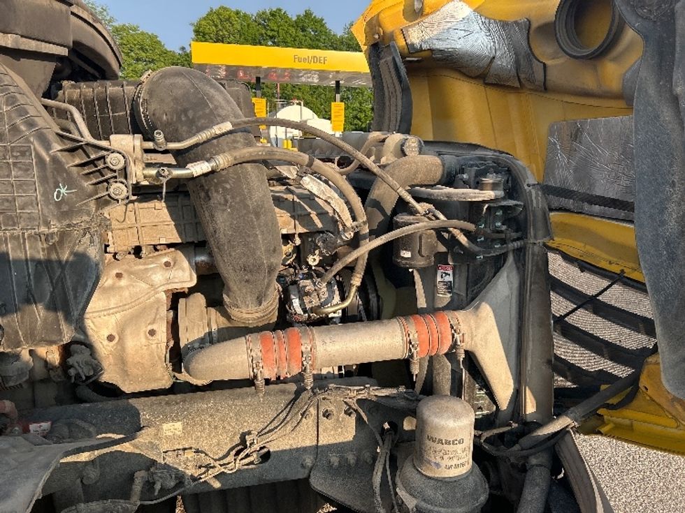 Day Cab Tractor-Heavy Duty Tractors-Freightliner-2019-T12664ST-Kalamazoo-MI-428,439\n\t\tmiles-$ 38,750 - Image 15