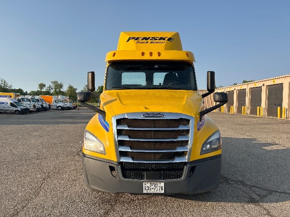 Day Cab Tractor-Heavy Duty Tractors-Freightliner-2019-T12664ST-Kalamazoo-MI-428,439\n\t\tmiles-$ 38,750 - Image 2