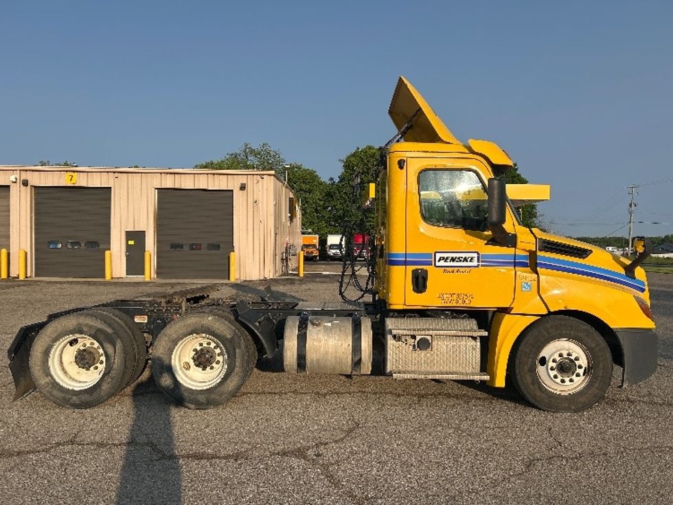 Day Cab Tractor-Heavy Duty Tractors-Freightliner-2019-T12664ST-Kalamazoo-MI-428,439\n\t\tmiles-$ 38,750 - Image 8