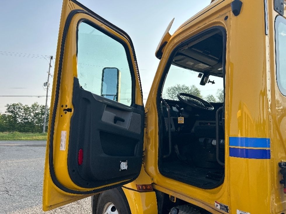 Day Cab Tractor-Heavy Duty Tractors-Freightliner-2019-T12664ST-Kalamazoo-MI-428,439\n\t\tmiles-$ 38,750 - Image 9