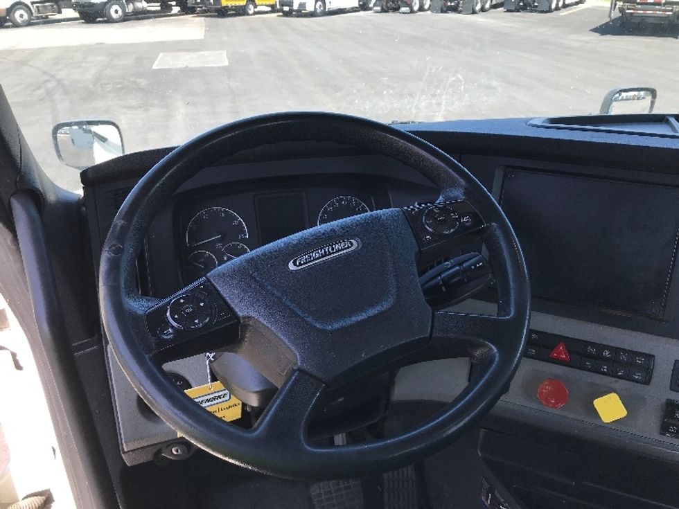 Day Cab Tractor-Heavy Duty Tractors-Freightliner-2019-T12664ST-Kansas City-MO-250,723\n\t\tmiles-$ 52,000 - Image 11