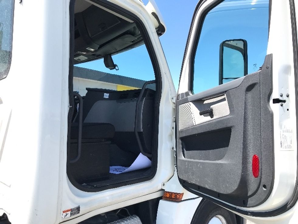 Day Cab Tractor-Heavy Duty Tractors-Freightliner-2019-T12664ST-Kansas City-MO-250,723\n\t\tmiles-$ 52,000 - Image 12