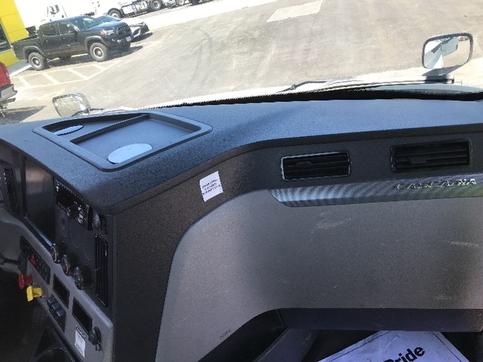 Day Cab Tractor-Heavy Duty Tractors-Freightliner-2019-T12664ST-Kansas City-MO-250,723\n\t\tmiles-$ 52,000 - Image 13