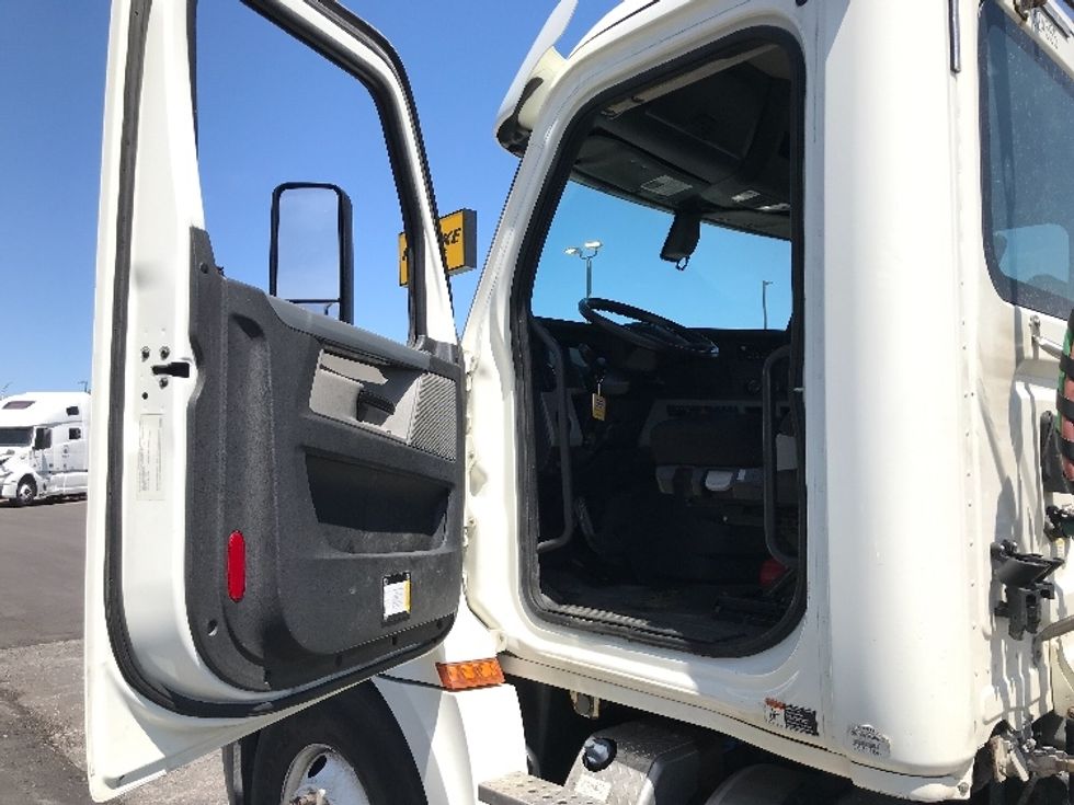 Day Cab Tractor-Heavy Duty Tractors-Freightliner-2019-T12664ST-Kansas City-MO-250,723\n\t\tmiles-$ 52,000 - Image 9