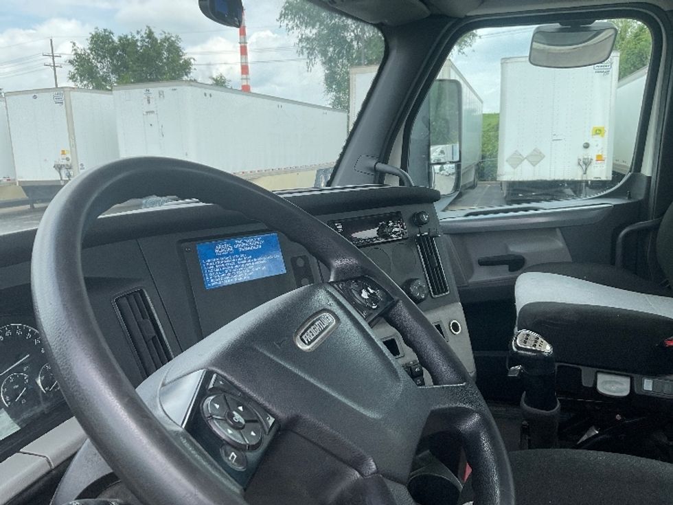 Day Cab Tractor-Heavy Duty Tractors-Freightliner-2019-T12664ST-Kansas City-MO-273,787\n\t\tmiles-$ 52,500 - Image 10