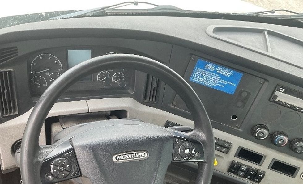 Day Cab Tractor-Heavy Duty Tractors-Freightliner-2019-T12664ST-Kansas City-MO-273,787\n\t\tmiles-$ 52,500 - Image 11