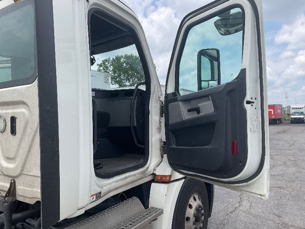Day Cab Tractor-Heavy Duty Tractors-Freightliner-2019-T12664ST-Kansas City-MO-273,787\n\t\tmiles-$ 52,500 - Image 12