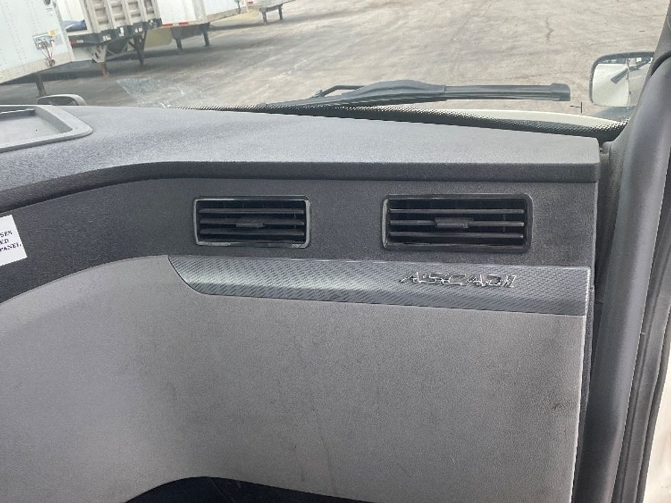 Day Cab Tractor-Heavy Duty Tractors-Freightliner-2019-T12664ST-Kansas City-MO-273,787\n\t\tmiles-$ 52,500 - Image 13