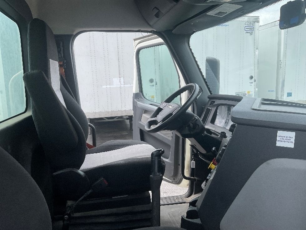 Day Cab Tractor-Heavy Duty Tractors-Freightliner-2019-T12664ST-Kansas City-MO-273,787\n\t\tmiles-$ 52,500 - Image 14