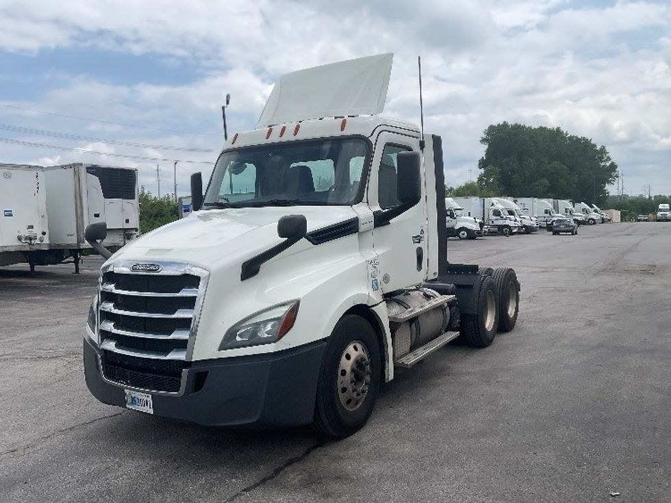 2019 Freightliner Cascadia 126" Day cab photo 3