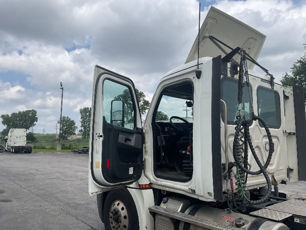 Day Cab Tractor-Heavy Duty Tractors-Freightliner-2019-T12664ST-Kansas City-MO-273,787\n\t\tmiles-$ 52,500 - Image 9