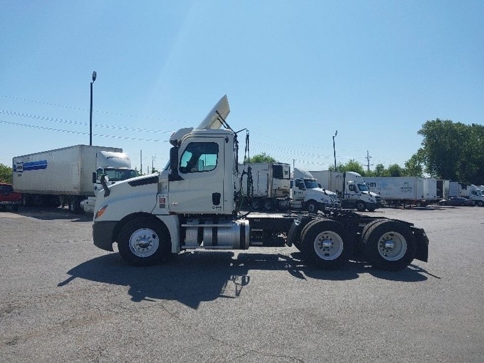 Day Cab Tractor-Heavy Duty Tractors-Freightliner-2019-T12664ST-Kansas City-MO-278,717\n\t\tmiles-$ 66,000 - Image 4