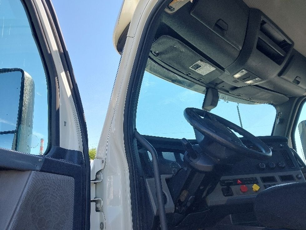 Day Cab Tractor-Heavy Duty Tractors-Freightliner-2019-T12664ST-Kansas City-MO-278,717\n\t\tmiles-$ 66,000 - Image 9