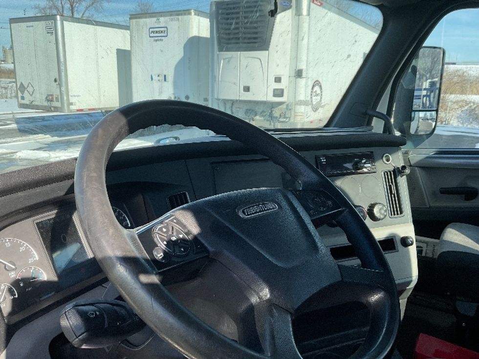 Day Cab Tractor-Heavy Duty Tractors-Freightliner-2019-T12664ST-Kansas City-MO-300,214\n\t\tmiles-$ 50,000 - Image 10