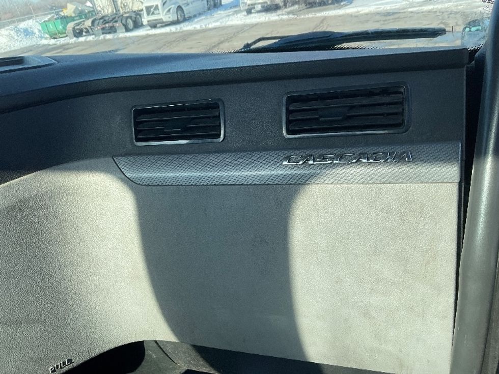 Day Cab Tractor-Heavy Duty Tractors-Freightliner-2019-T12664ST-Kansas City-MO-300,214\n\t\tmiles-$ 50,000 - Image 13