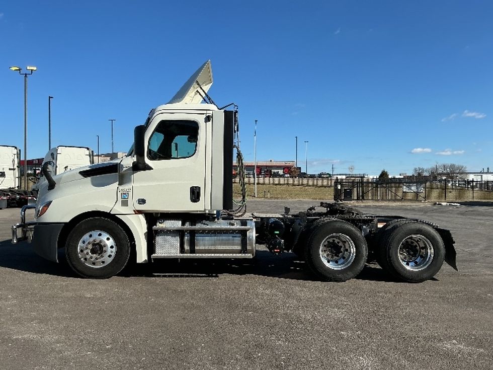 Day Cab Tractor-Heavy Duty Tractors-Freightliner-2019-T12664ST-Kansas City-MO-300,214\n\t\tmiles-$ 50,000 - Image 4