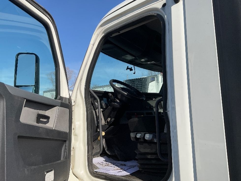 Day Cab Tractor-Heavy Duty Tractors-Freightliner-2019-T12664ST-Kansas City-MO-300,214\n\t\tmiles-$ 50,000 - Image 9