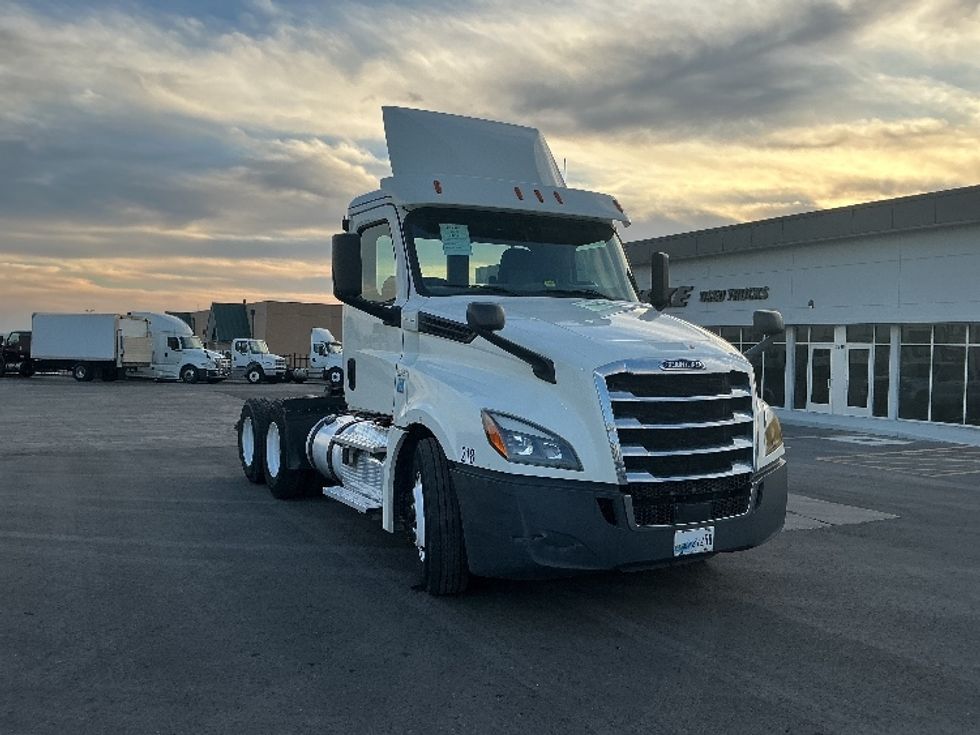 Day Cab Tractor-Heavy Duty Tractors-Freightliner-2019-T12664ST-Kansas City-MO-359,911\n\t\tmiles-$ 46,500 - Image 1