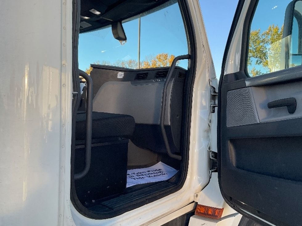 Day Cab Tractor-Heavy Duty Tractors-Freightliner-2019-T12664ST-Kansas City-MO-359,911\n\t\tmiles-$ 46,500 - Image 12