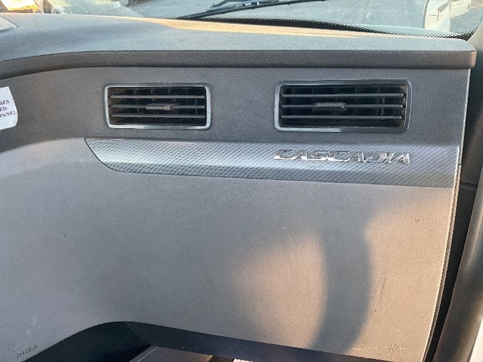 Day Cab Tractor-Heavy Duty Tractors-Freightliner-2019-T12664ST-Kansas City-MO-359,911\n\t\tmiles-$ 46,500 - Image 13