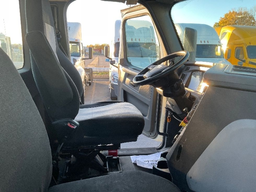 Day Cab Tractor-Heavy Duty Tractors-Freightliner-2019-T12664ST-Kansas City-MO-359,911\n\t\tmiles-$ 46,500 - Image 14